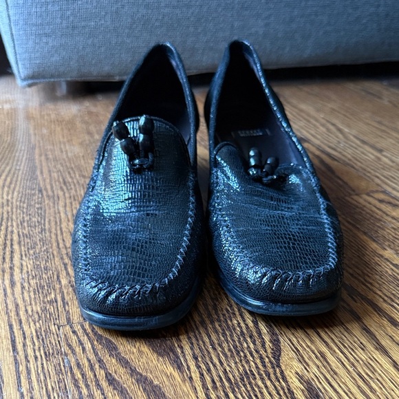 Stuart Weitzman Women’s 12 Black Leather Textured Heeled Loafer - Picture 6 of 8